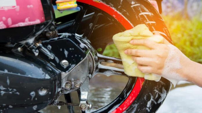 Cara Mencuci Ban Motor Agar Terlihat Semakin Mengkilap, Ini Langkahnya