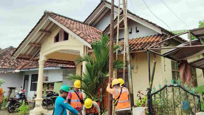 Dengar Keluhan Warga, PLN Gercep Ganti Tiang Listrik di Banjarsari Ciamis
