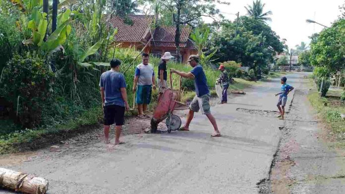 Perbaiki Jalan Rusak