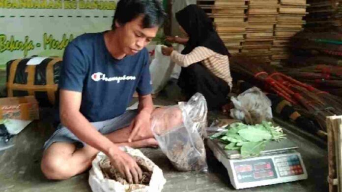 Bahan Baku dari Lingkungan