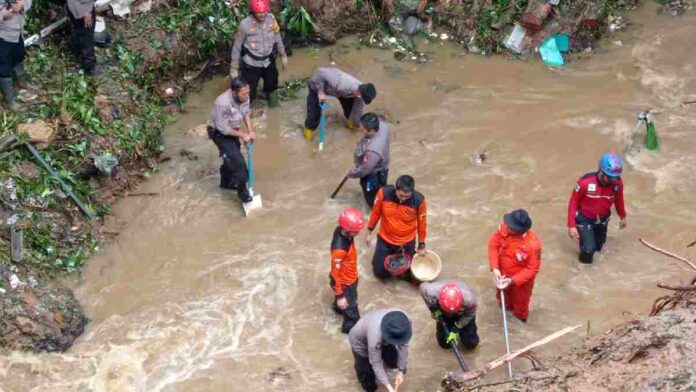 Bus pariwisata terjun ke jurang