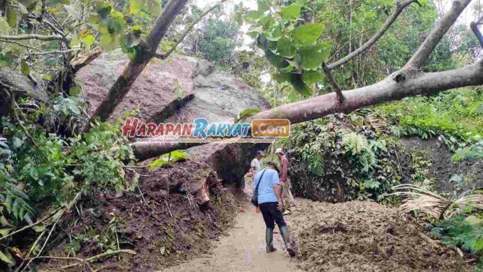 Jalan Tertutup Longsoran Batu Besar, Ratusan KK di Ciamis Terisolir