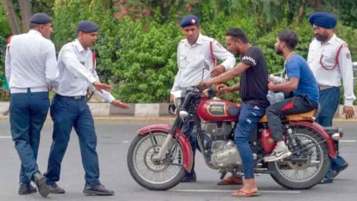 Larangan Naik Motor Pakai Sandal Jepit, Simak Fakta yang Sebenarnya!