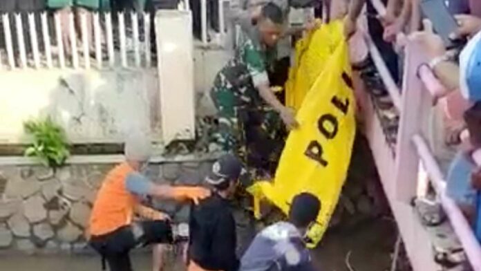 Mayat Nyangkut di Sungai Bikin Geger Warga Manonjaya Tasikmalaya
