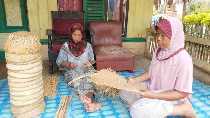 Nenek di Ciamis Ini 10 Tahun Jadi Perajin Anyaman Bambu untuk Cukupi Kebutuhan