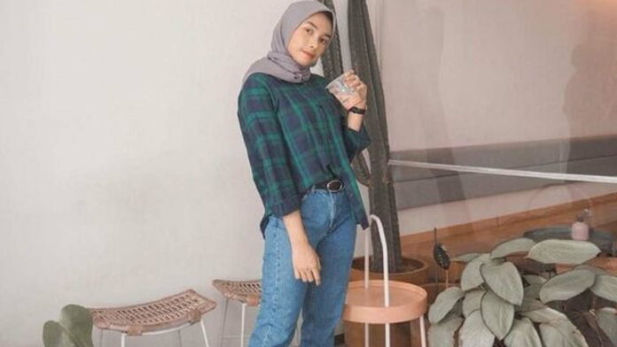 OOTD Celana Jeans dan Kemeja Tampil Simple, Namun Tetap Rapi
