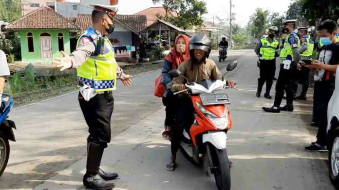 Pemotor Pakai Sandal Jepit di Tasikmalaya Dihentikan Polisi Saat Operasi Patuh Lodaya