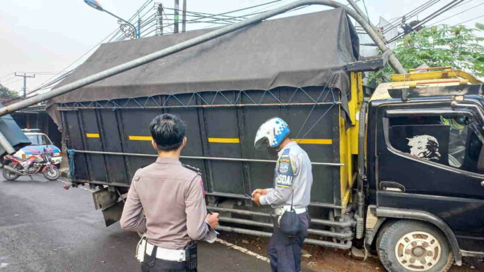 Truk Menabrak Warning Light di Kota Banjar Hingga Roboh