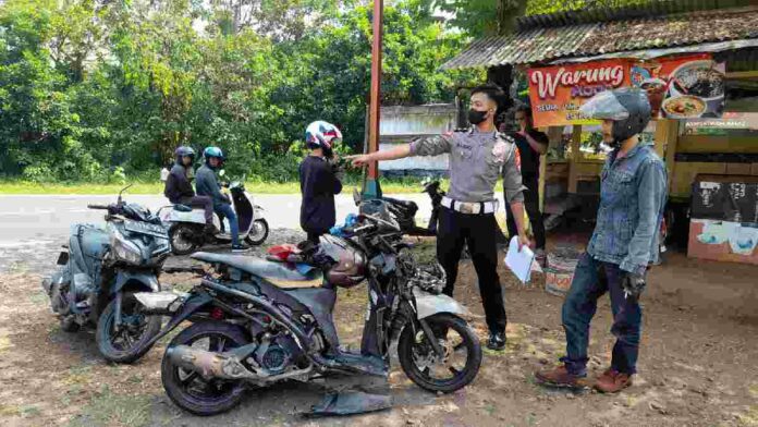 Sepeda motor tabrakan