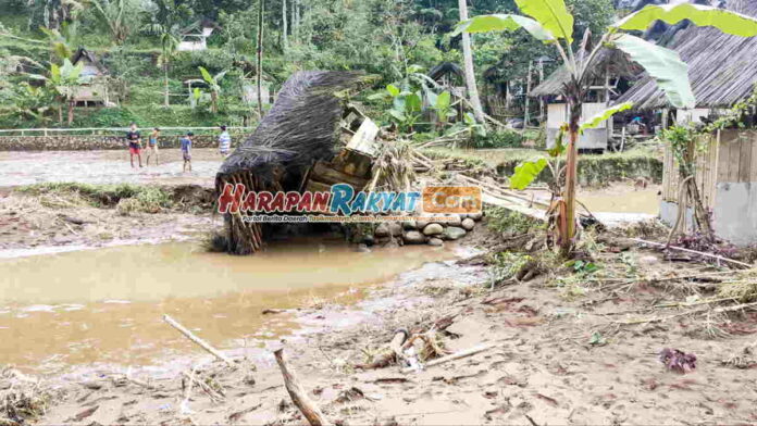 Banjir Bandang Terjang Kampung Naga di Tasikmalaya
