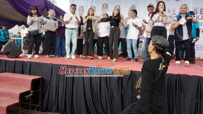 Bupati dan Wabup Ciamis Asyik Joget Dangdut di Atas Panggung