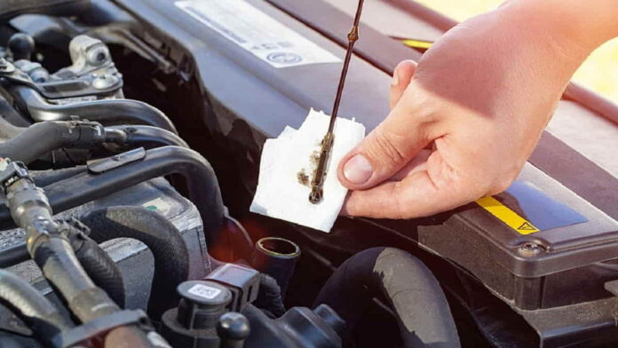 Cara Membaca Dipstick Oli Mobil untuk Mengecek Kondisi Oli, Simak!