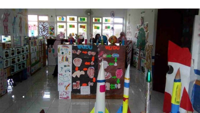 Dekorasi Ruang Pameran yang Menarik dari Beberapa Sisi