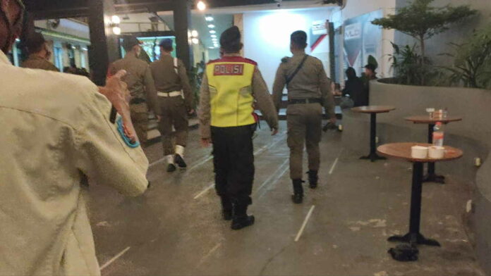Diduga Jadi Lokasi Pesta Miras, Cafe di Tasikmalaya Diontrog Petugas