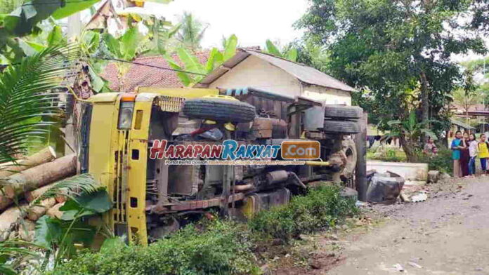 Hindari Tumpukan Batu, Truk Kayu Terguling dan Timpa Warung di Ciamis