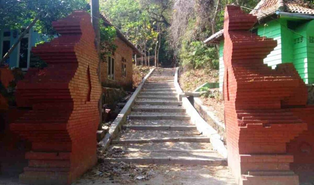 Objek Wisata Hutan Plangon Cirebon Jawa Barat