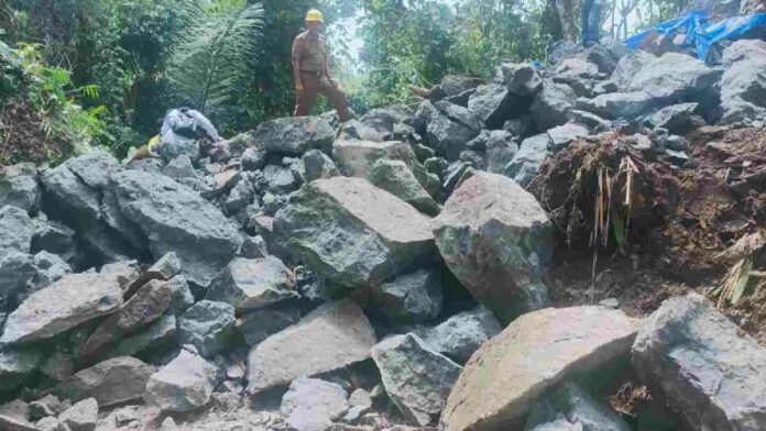 Batu besar yang tutup jalan