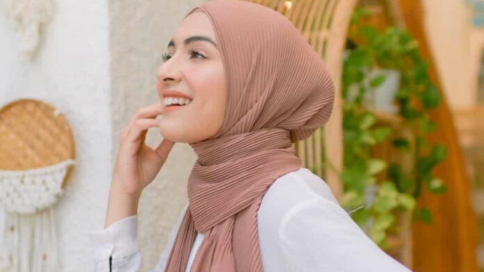 Jilbab Plisket Warna Mocca Desain Menarik Tampilan Stylish Kekinian