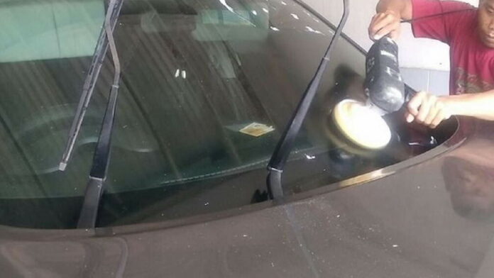 Kaca Mobil Tergores Wiper, Ikuti Tips Mengatasinya Agar Terlihat Baru