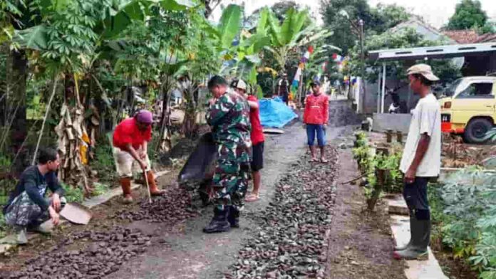 TNI dan Warga