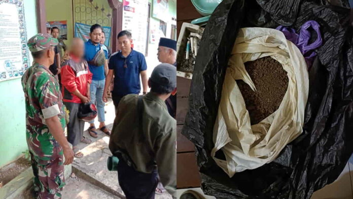 Lansia menabur tanah kuburan