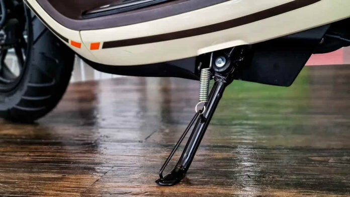 Mematikan Motor Matic dengan Standar, Aman Ini Penjelasannya!
