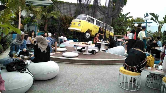 OOTD Hangout ke Cafe, Tampil Cantik dan Menarik Saat Nongkrong