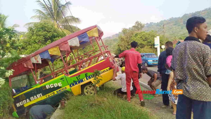 Odong-odong masuk parit