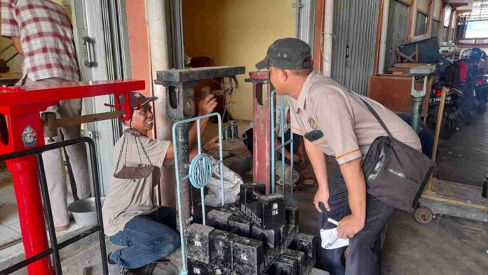 Pemilik Alat UTTP di Pasar Banjar Lakukan Tera Uang