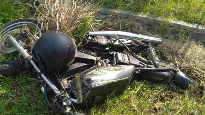 Saling Salip, Pengendara RX King di Ciamis Masuk ke Kolong Truk Hingga Kritis