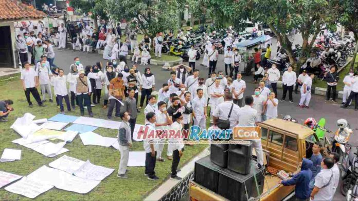 Tuntut jadi P3K, Honorer Nakes Kepung Gedung DPRD Kota Tasikmalaya