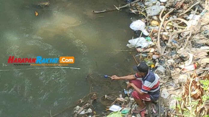 Bayi mengambang di Sungai