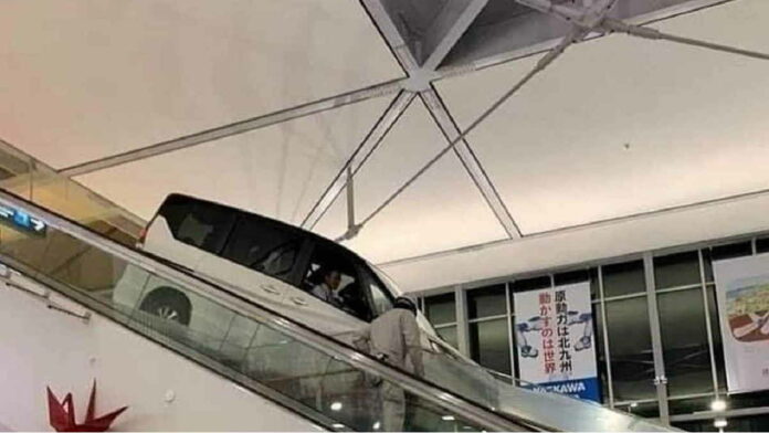 Cara Memasukan Mobil ke Mall dengan Teknik Khusus