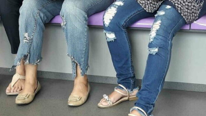 Celana Jeans Sobek Wanita Ciptakan Kesan Natural dan Trendi