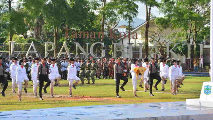 Duh! Seragam Pasukan Pengibar Bendera di Kota Banjar Kotor Akibat Jalur Becek