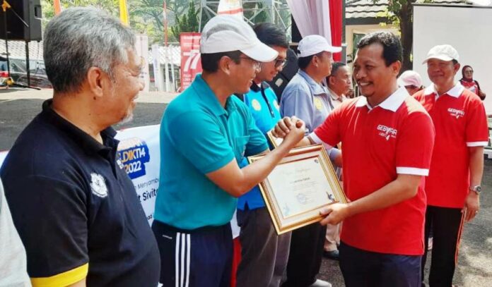 Unigal Dapat Trophy Juara di Even Gebyar LLDIKTI Wilayah IV