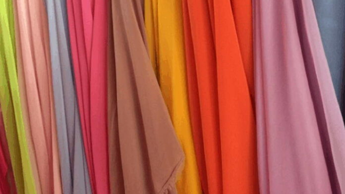 Hijab Pashmina Sifon Polos Memiliki Tekstur Licin dan Lembut