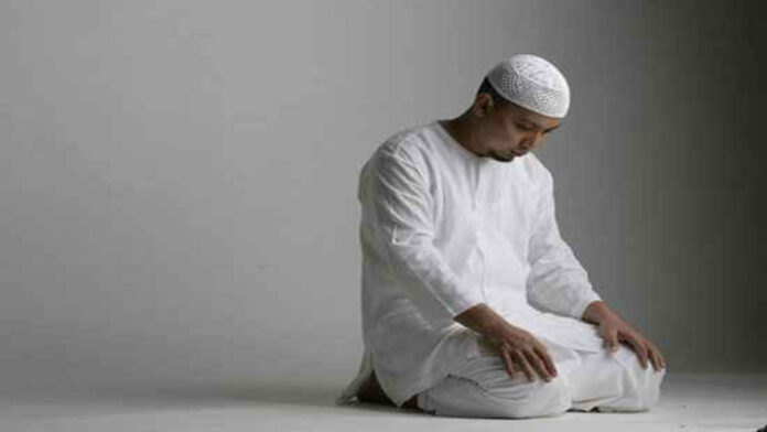 Hukum Memejamkan Mata Saat Sholat, Berikut Penjelasan Lengkapnya