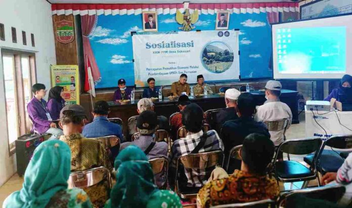 Mahasiswa Unigal Bantu Berdayakan UMKM di Sukasari Cidolog