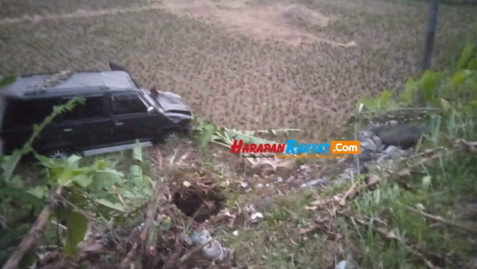 Mobil Kijang Tabrak Tiang Listrik