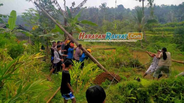 PLN Pangandaran Langsung Perbaiki Tiang Listrik Roboh
