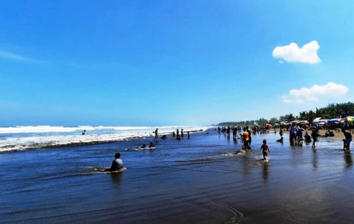 Objek Wisata Pantai Jetis Cilacap Jawa Tengah