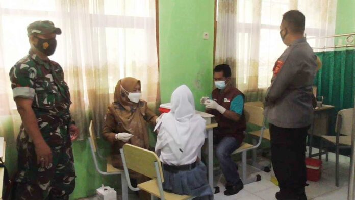 Ratusan Siswa SMAN 1 Pamarican Ciamis Ikuti Vaksinasi Booster