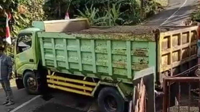 Tak Kuat Nanjak, Truk Bermuatan Pasir di Ciamis Hantam Masjid