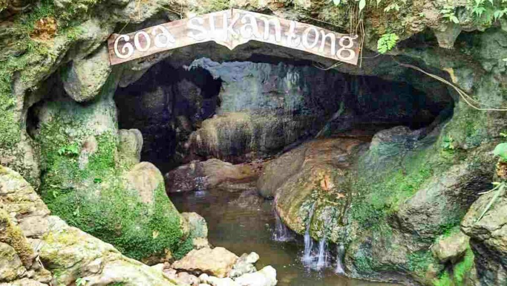 Objek Wisata Taman Batu Goa Sikantong
