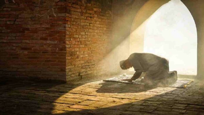 Tata Cara Sholat Bagi yang Sakit, Tunaikan Ibadah Wajib!
