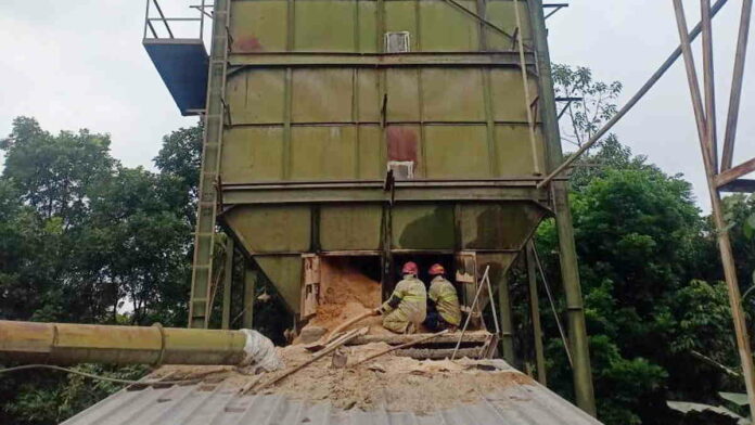 Tempat Silo Pabrik Pengolahan Kayu di Cijeungjing Ciamis Terbakar