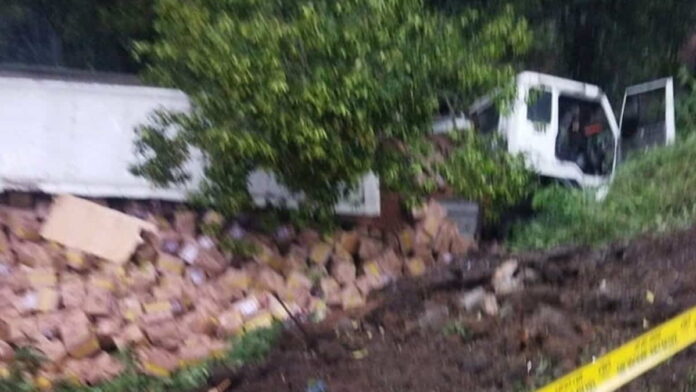 Truk Box terjun ke Jurang