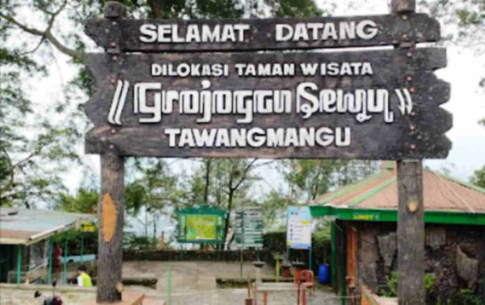 Objek Wisata Air Terjun Grojogan Sewu Karanganyar Jawa Tengah