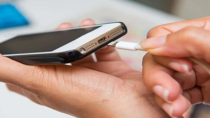 Cara Membersihkan Port Charger iPhone yang Kotor, Ini Trik-nya!